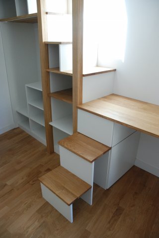 Chambre d'Elisa, détail escalier contremarche-tiroirs fermée
