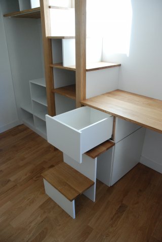 Chambre d'Elisa, détail escalier contremarche-tiroir ouverte