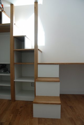 Chambre d'Elisa, escalier vue de face