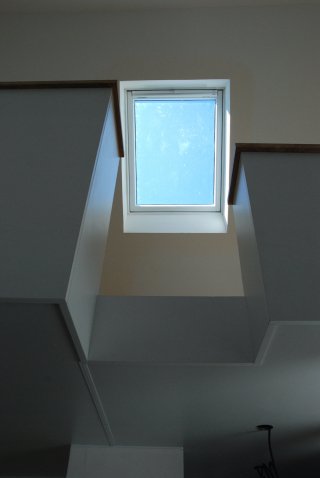Chambre d'Elisa, alignement puit de lumière et fenêtre de toit