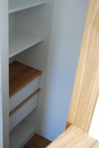 Chambre d'Elisa, colonne rangement linge