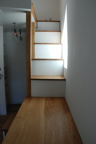 Chambre d'Elisa, vue depuis bureau sur escalier