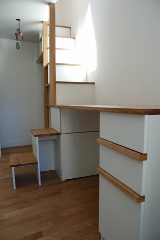 Chambre d'Elisa, vue ensemble bureau, escalier, penderie