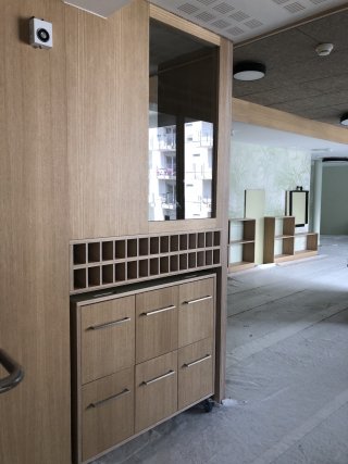 Casier à serviette et meubles sur roulettes. À l'arrière plan, table escamotable. Maison de retraite Protestante, agencement R+3
