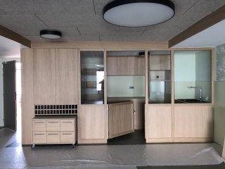 Vue sur l'espace cuisine en verrière, casiers, meuble sur roulettes Maison de retraite Protestante, agencement R+1